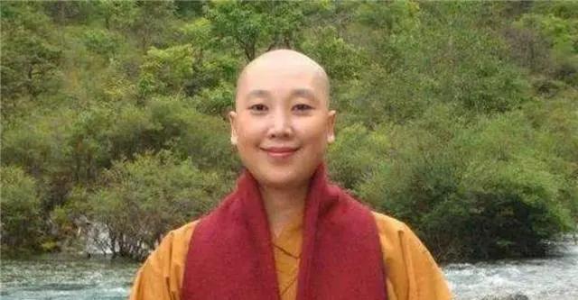 她曾是华语歌坛一姐,唱《青藏高原》爆红,却在34岁削发为尼