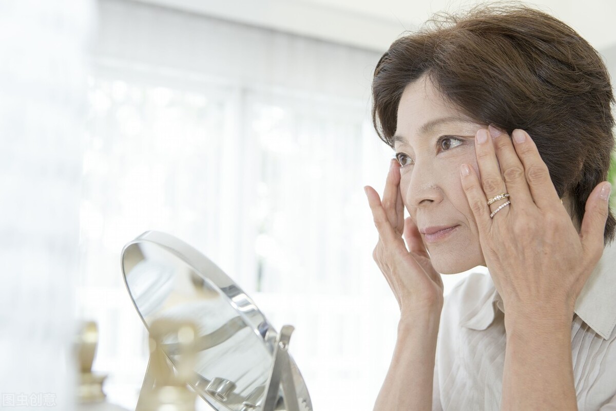 眼袋是容貌的减分项,牢记两个方法,对症下药才能重获美丽