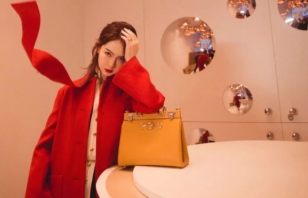 追了《爱的迫降》这么久，我终于看到一只想买的包了