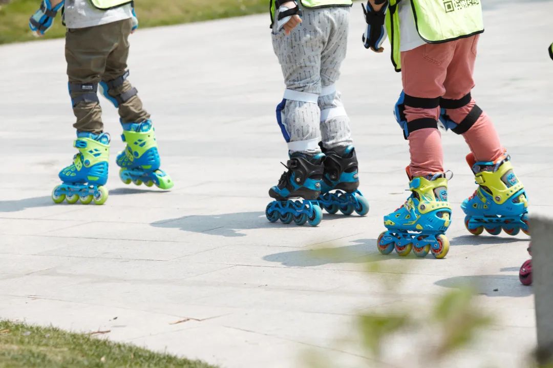 孩子轮滑学习慢，问题多半出在鞋上，别傻傻分不清平花鞋和休闲鞋