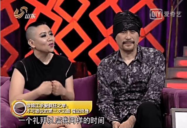 他被誉为“风月片”教父，拦截训练中的女兵，直言：我们结婚吧