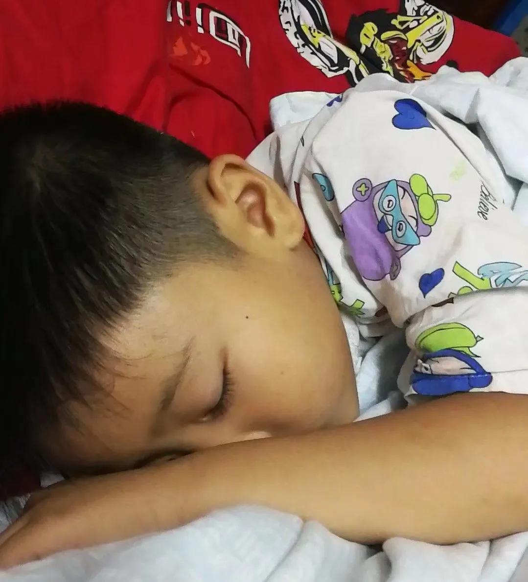 孩子赖床父母的做法绝了,孩子赖床迟到妈妈教育方法原视频