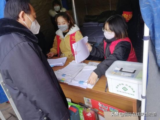 负重前行战疫一线的青年逆行者,青年抗击疫情逆行者出征视频