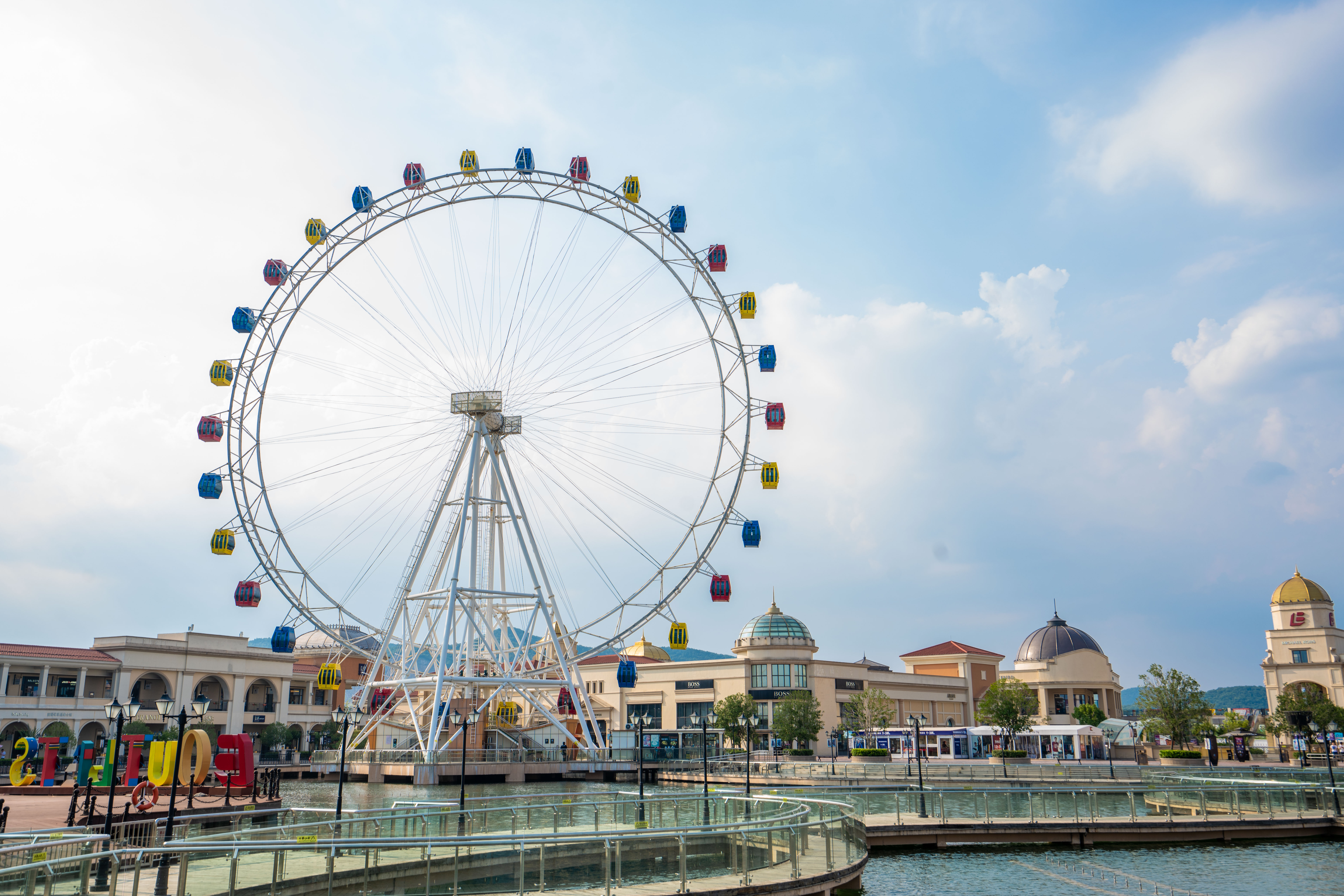 有More有Young!快来围观南京这家奥特莱斯的4周年“血拼”