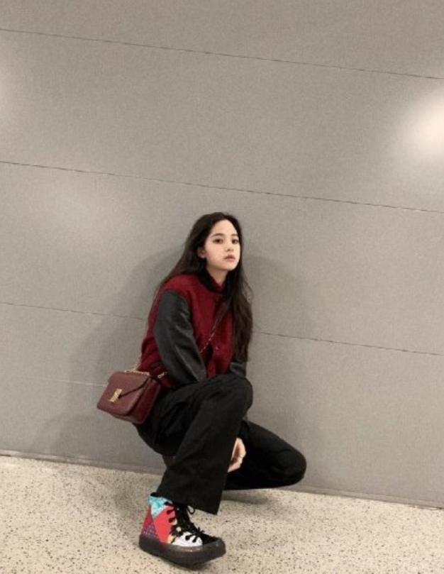 欧阳娜娜背带裤里面穿花上衣,欧阳娜娜背带裤搭配图片