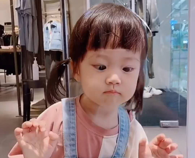 被蚊子叮眼睛的宝宝视频,萌娃被蚊子咬成大耳朵图图