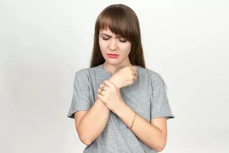 睡觉手麻睡醒就消失是什么原因,睡醒手麻木是什么原因引起的