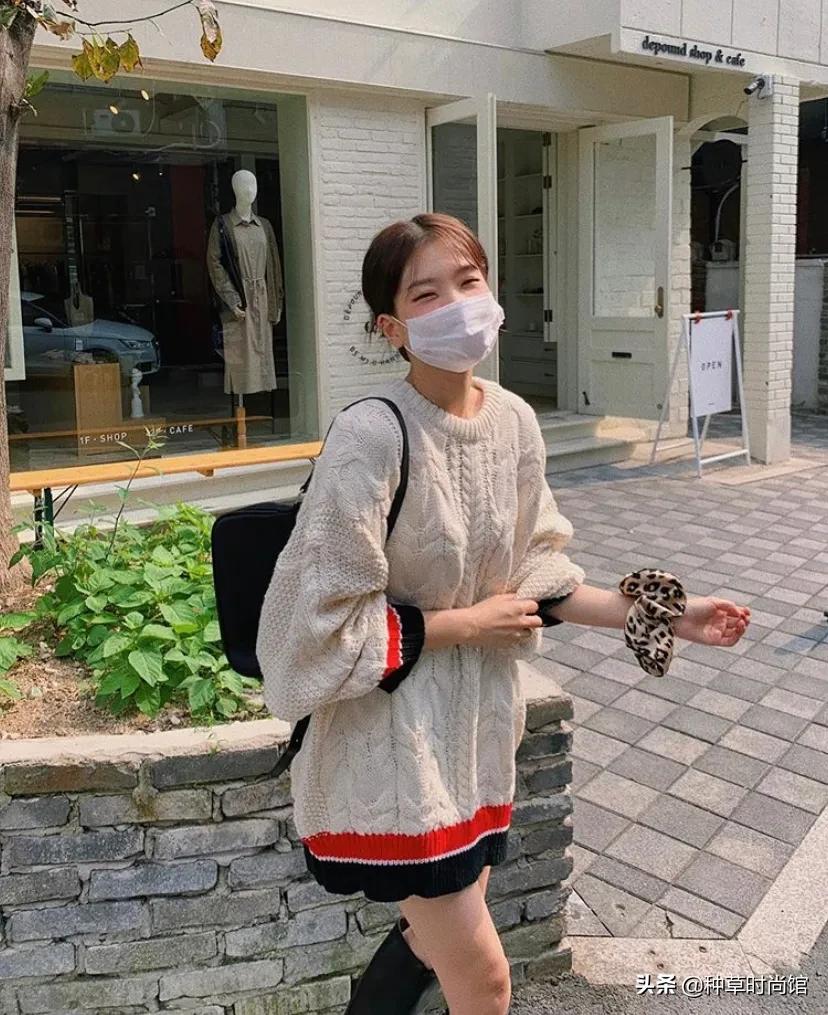 厚毛衣流行这样穿这也太洋气了,现在的毛衣都是短款高个要怎么穿