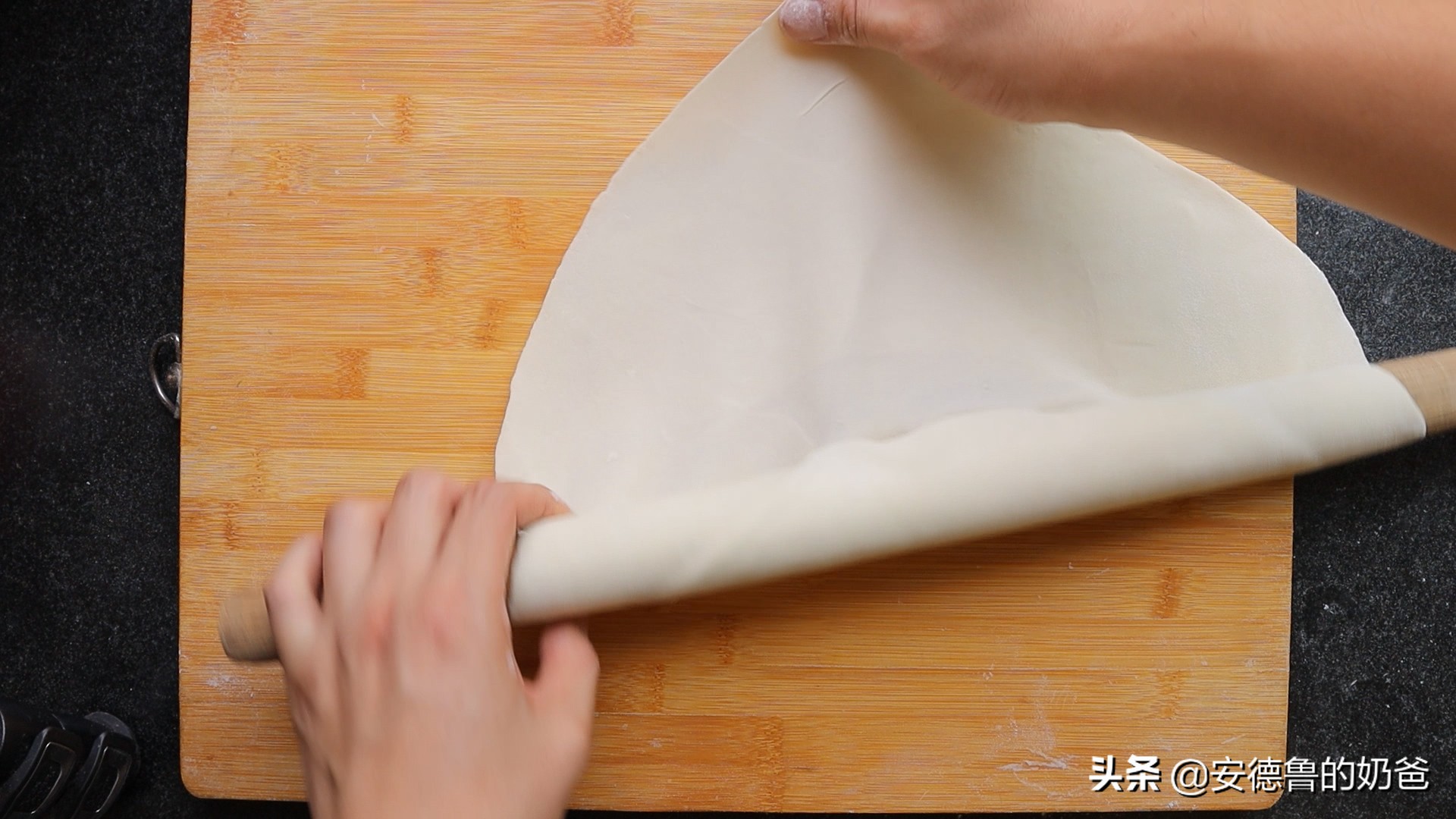 奶爸在家带着娃做馄饨现包现煮真材实料小朋友吃了一大碗