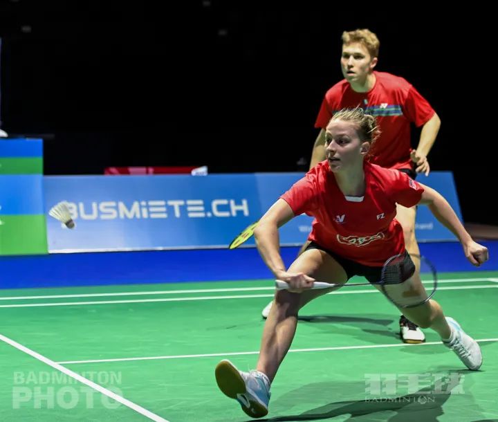 运动员脚受伤队医场内治疗过程,队医治疗脚伤