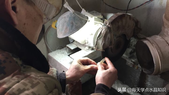 水晶加工全过程吊坠,水晶原石加工全过程