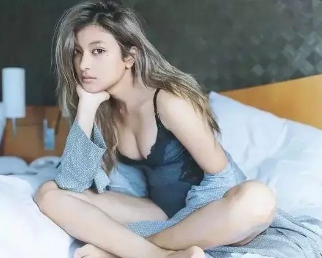 让男人想入非非的女明星原来是她！这身材性感的也太过火了吧