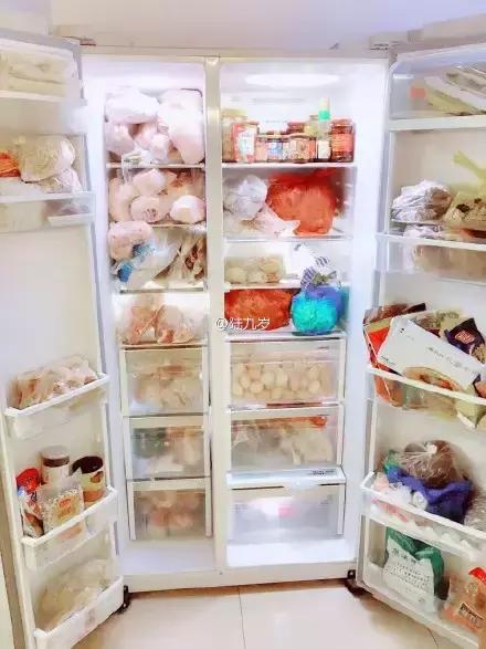 父母看儿子带了100个包子！留学生笑而不语：你是没见过我爸妈……