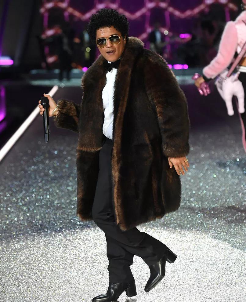 同事穿了一件新的大衣,皮草怎么穿不胖中长款