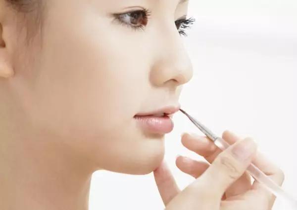 经常化妆皮肤刺疼怎么保养,如何减少化妆给皮肤带来的伤害