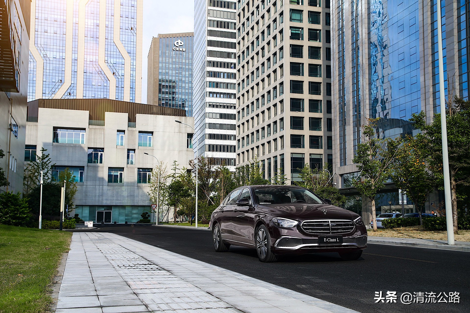 新款奔驰e级实车精致大气,新款奔驰e级哪个配置值得入手