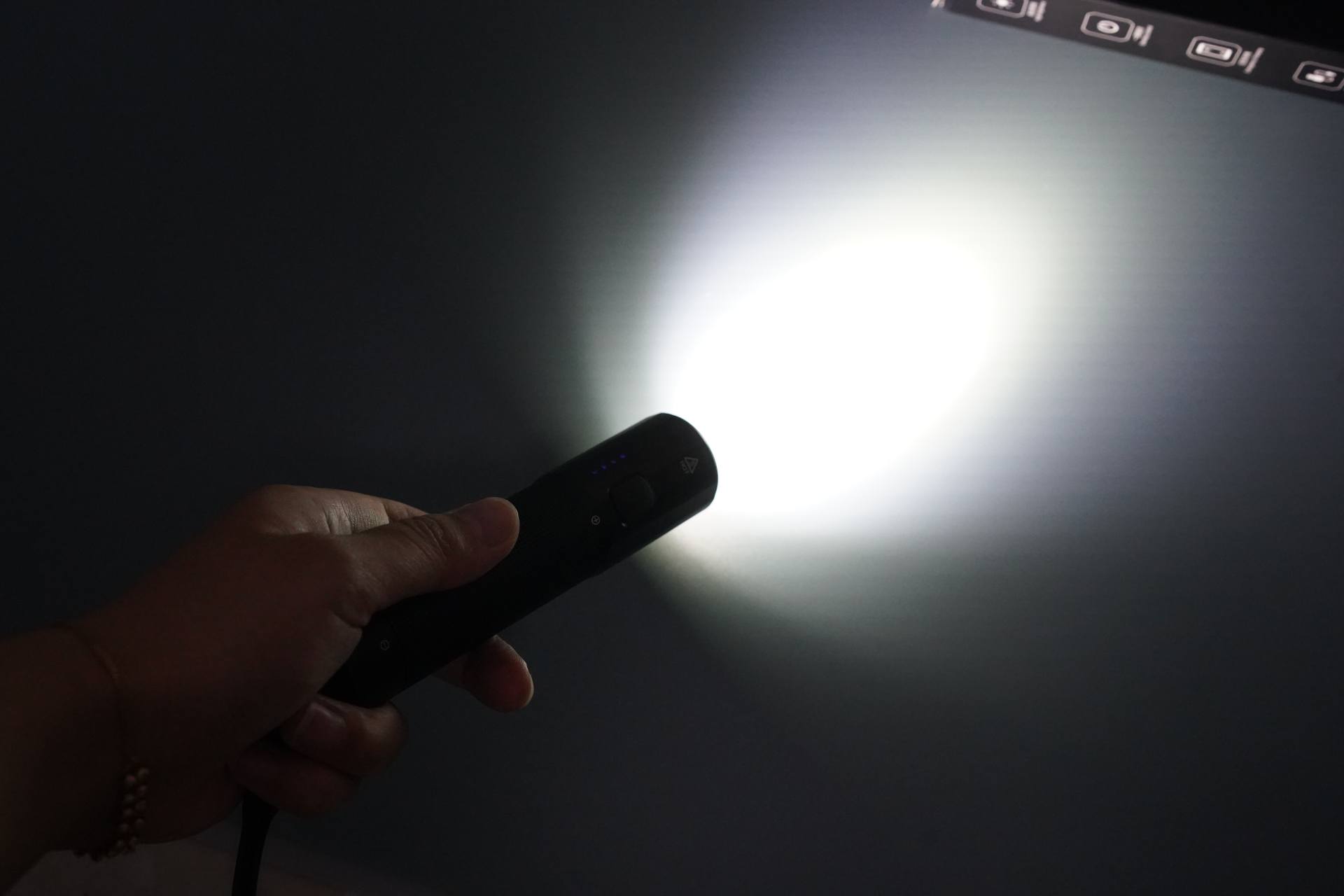 纳拓雷霆手电筒2000与3600,不懂夜的黑男声版