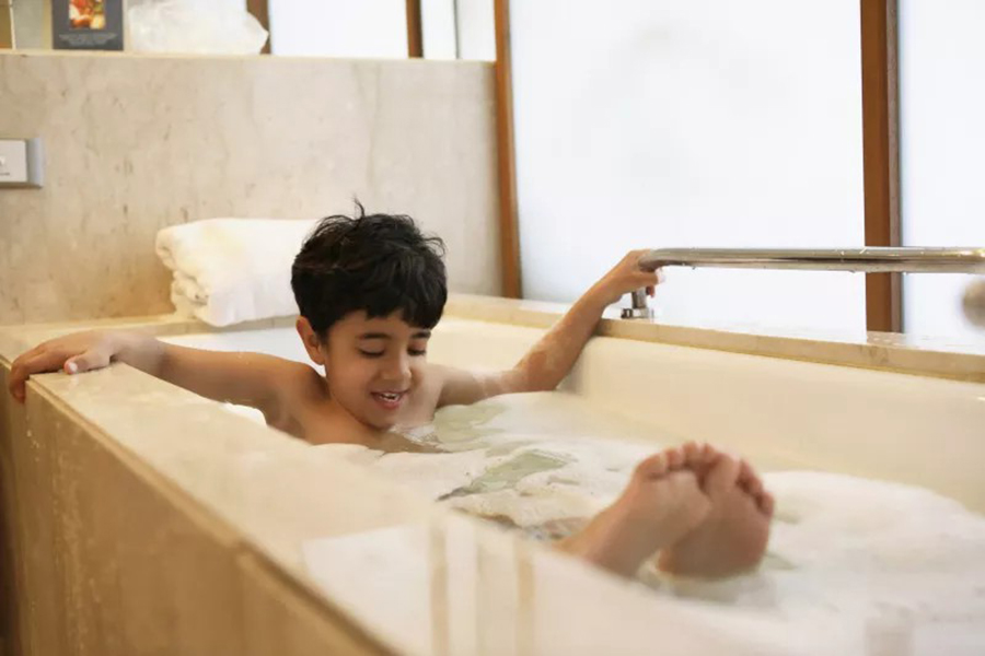 孩子被陌生大爷弹小鸡鸡,父母马上阻止:男孩的性教育也很重要