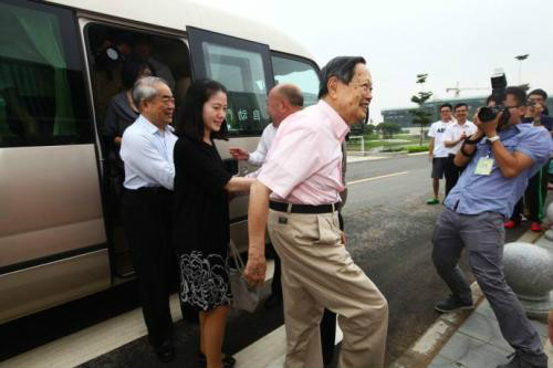 翁帆的父母怎么和杨振宁相处,翁云光和杨振宁孙女现在怎么样了