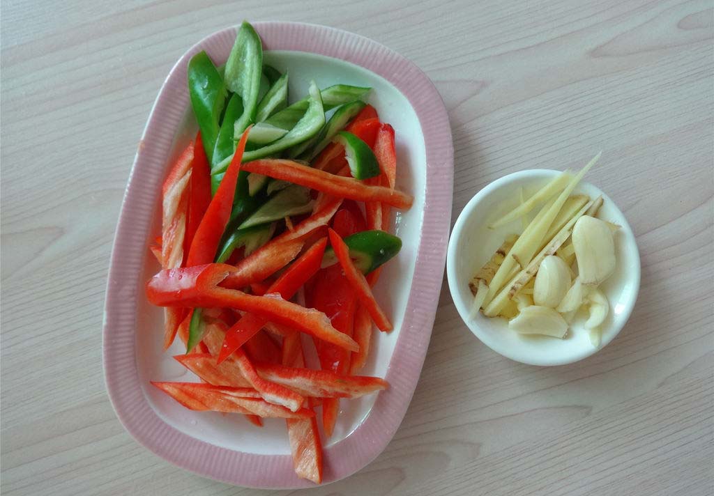 东北大厨炒鱿鱼的正确方法,厨师每天一个炒鱿鱼小技巧