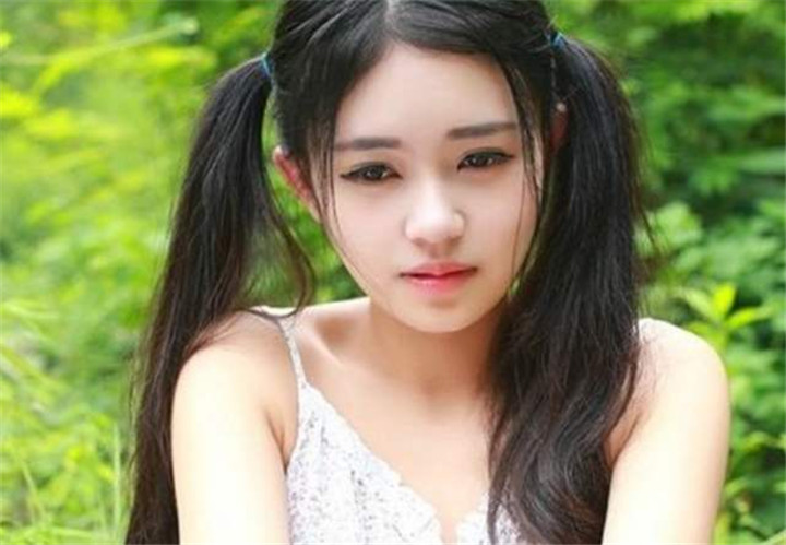 女孩第一次来月经妈妈怎么开导,12岁女孩第一次来月经会出现什么