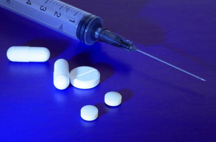 烧到38.8没有吃药温度就降到37.3,孩子高烧38.7度需要盖被子吗