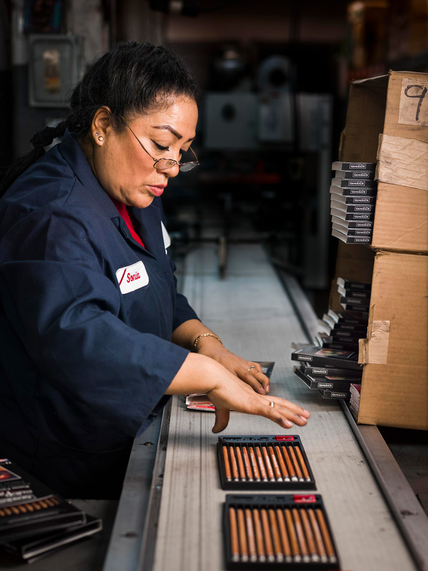 铅笔原来是这样做出来的,铅笔的制作过程是怎么样的