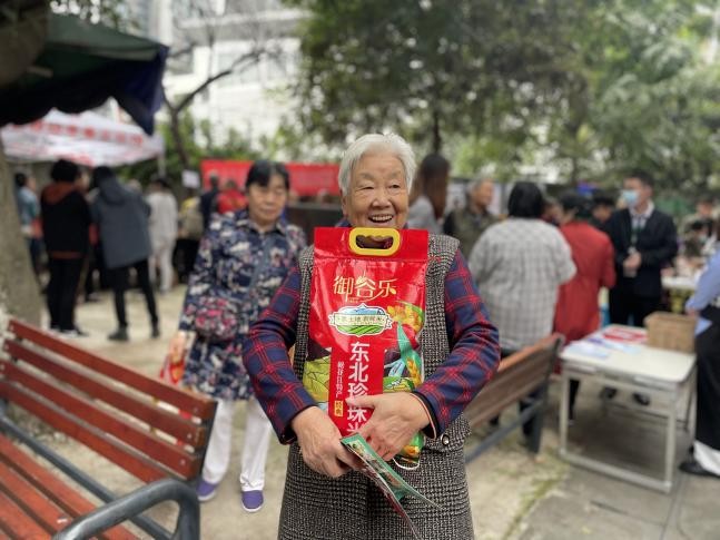 社区欢庆重阳节传递浓浓敬老情,社区敬老爱老情暖重阳主题活动