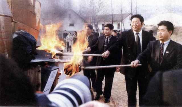 浙江省长打喷嚏绷断皮带,*镕基朱**大笑:你这个是报应