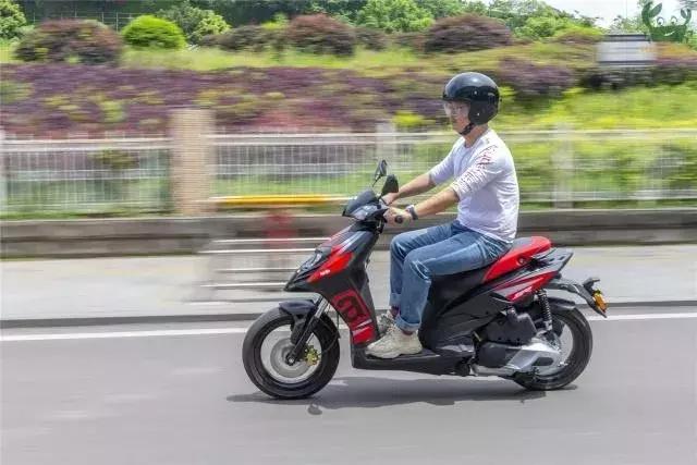 我为运动而生,比亚乔踏板摩托车优缺点