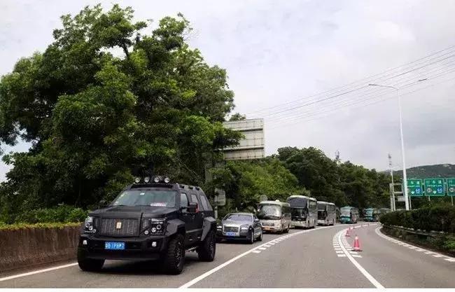 巨邦快乐集结号丨看见了,其中一艘游艇上,是我们的船长大舅哥