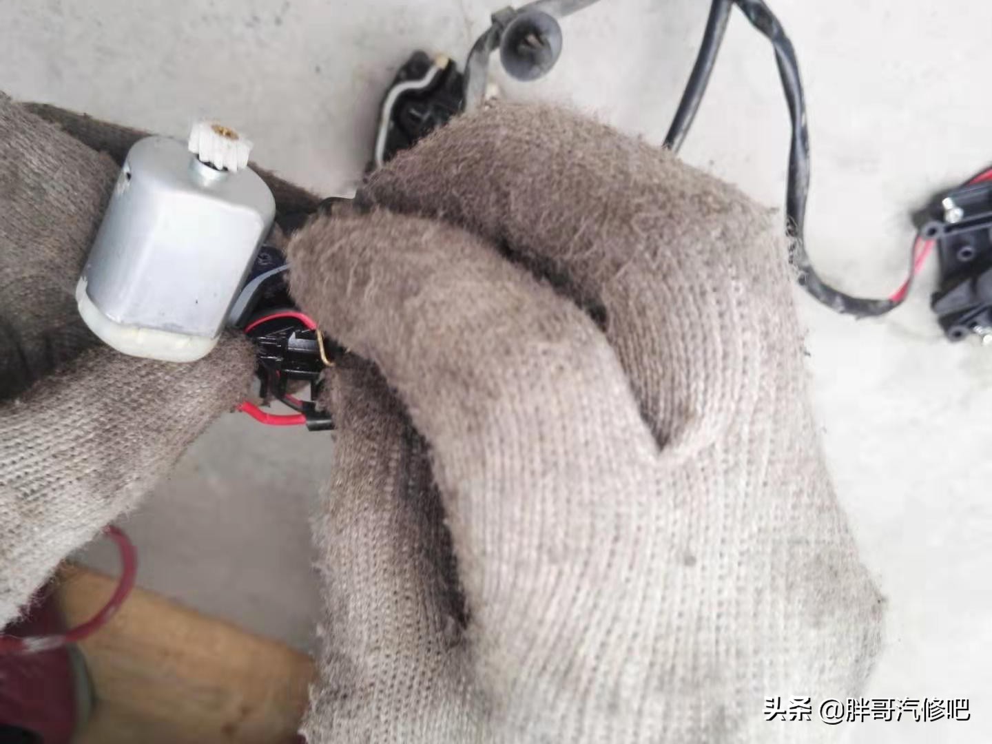 车后门闭锁器拆解维修,汽车闭锁器维修