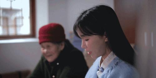 用废弃木床做书架,多功能流觞曲水桌