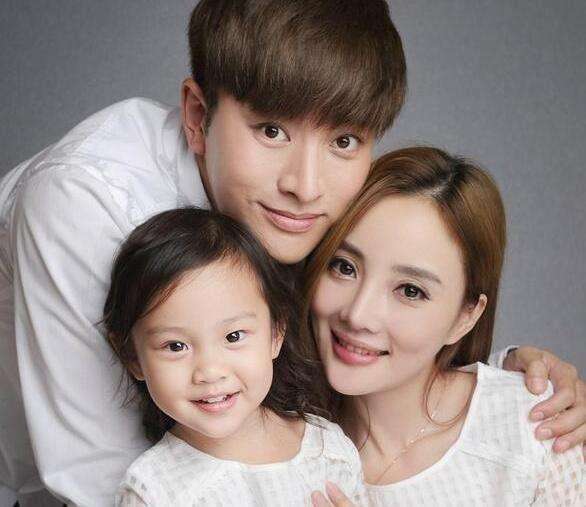 李小璐离婚协议书靠谱吗,李小璐疑走出婚变阴影