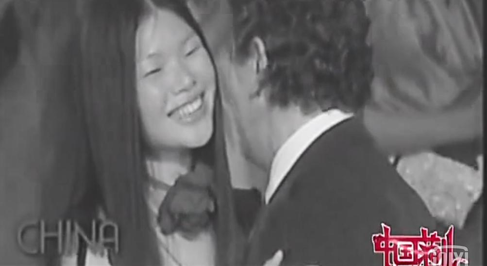 这个敢在客厅挂“*爱性**关系”画的妈妈,太飒了