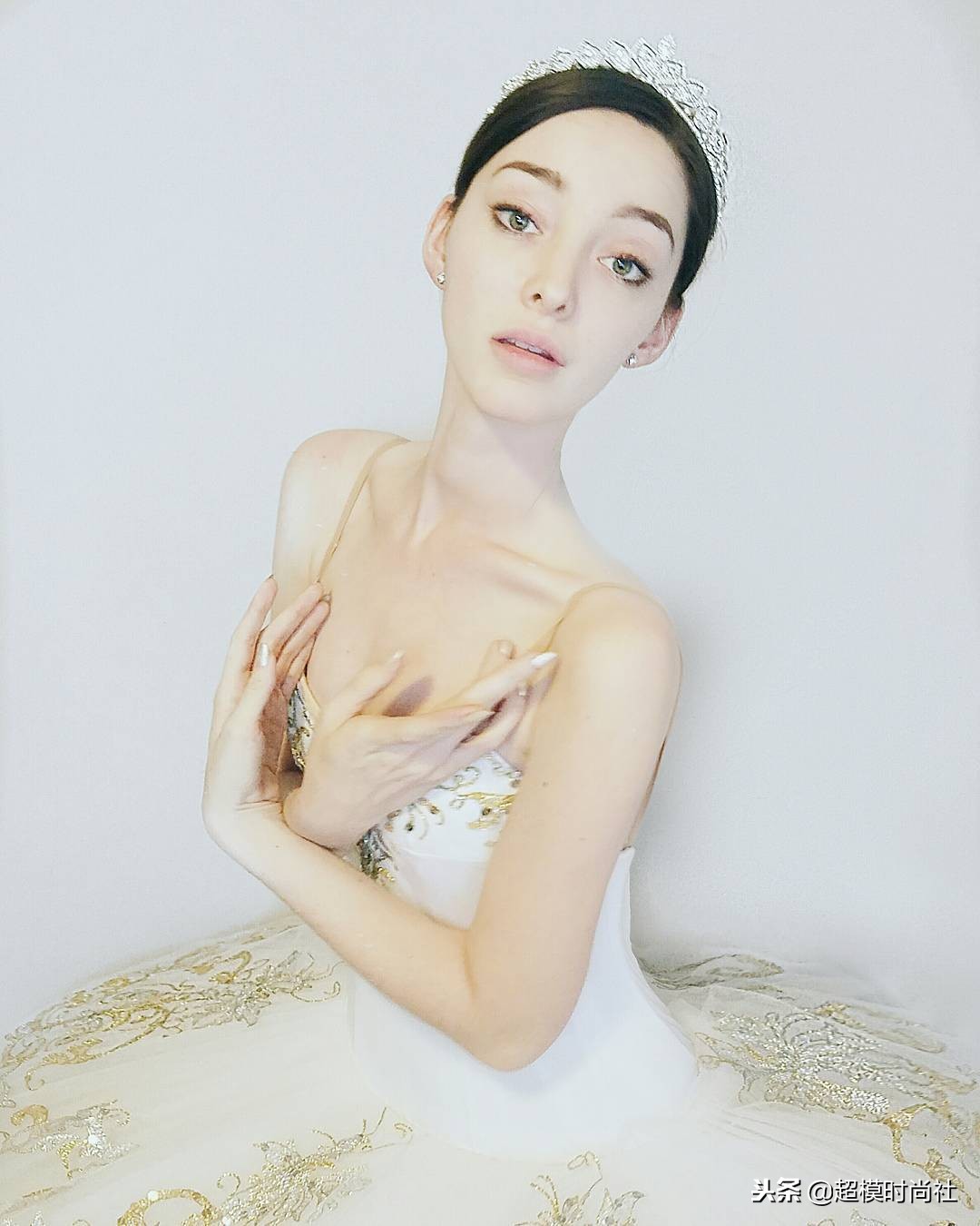 美人不做“花瓶”?她会芭蕾提琴走秀演戏,还是门萨高智商会员