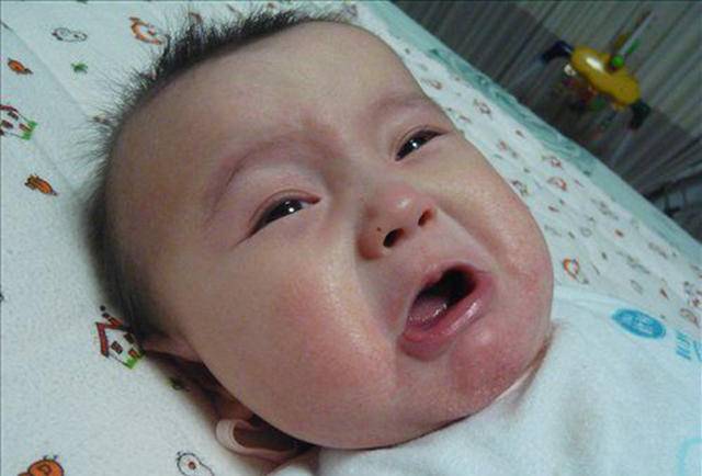 为什么小孩子长牙齿口臭,起床了刷刷牙还是口臭怎么回事