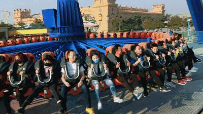 请给孩子们一个幸福的童年,镇雄人送娃娃上学