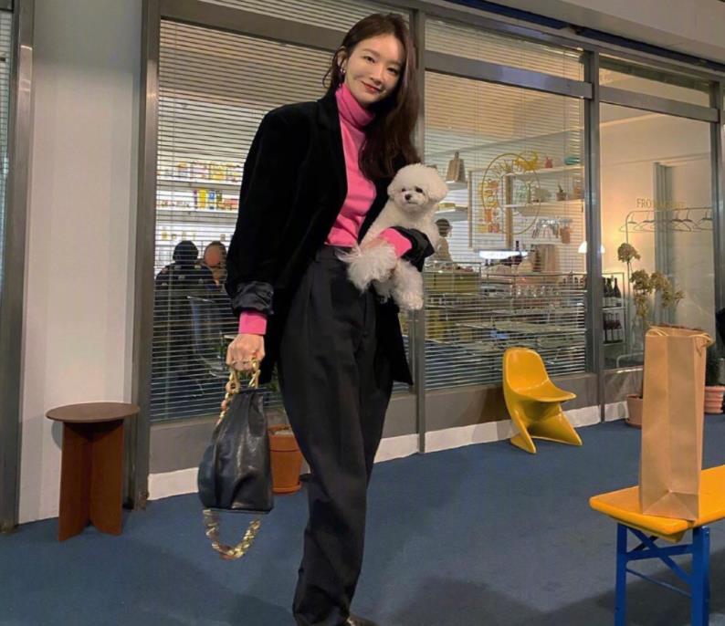 韩国“白富美歌手”姜敏京，人美歌甜还会穿，皮肤白成一道光