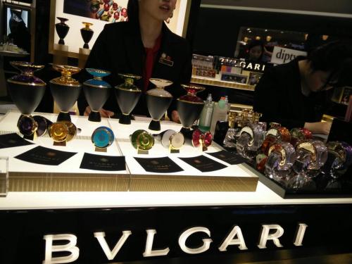 柜姐遇见不同顾客的反应,专柜柜姐态度不好可以投诉吗