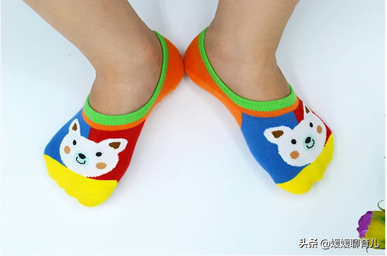 小孩子总是脱袜子是怎么回事,宝宝经常脱袜子怎么办