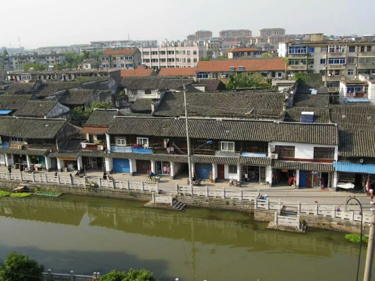 王店古称梅里，始建于五代后晋天福年间，距今有1000多年（2）。