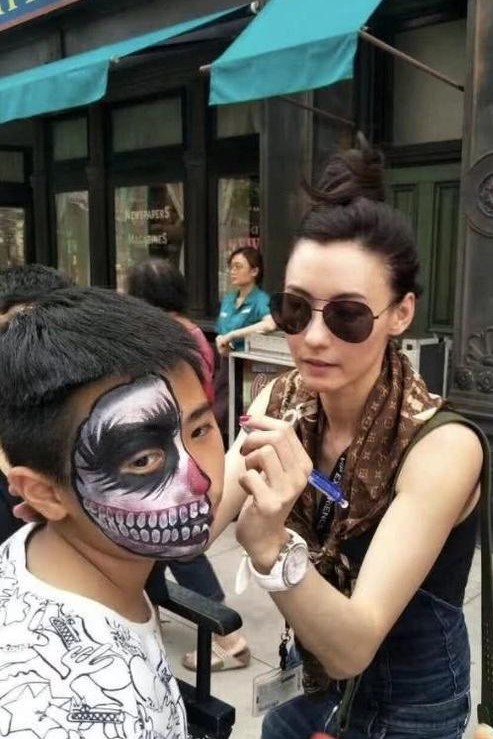 张柏芝教儿子跳水变“人肉板”，两兄弟被晒到黑成煤球太夸张