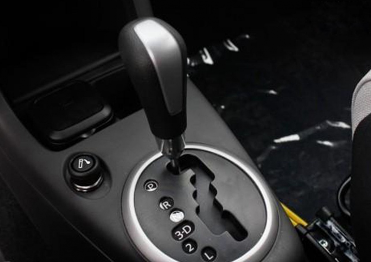 刹车失灵可以挂倒挡减速吗,自动挡刹车失灵可以挂空挡降速吗