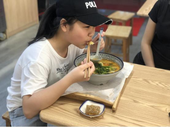 探店东北砂锅麻辣烫,麻辣烫探店汤底