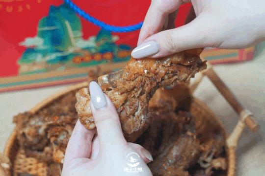 烤鸭最酥的一块鸭皮酥到了极点,味道纯正的烤鸭肉质鲜嫩
