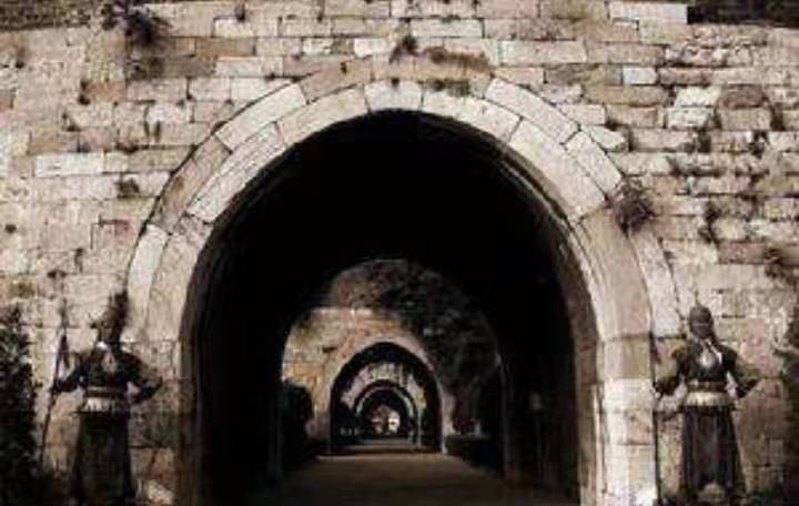 俄国使者没带贡品，故未能觐见皇帝，他认为皇帝居住在磁石城中