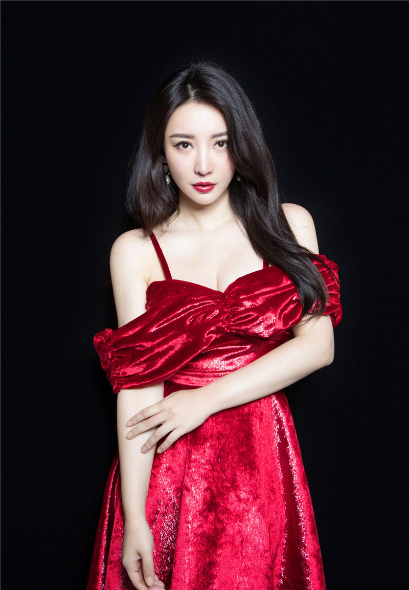 胸大怎么穿衣服不尴尬,胸大的妹子穿什么衣服保守