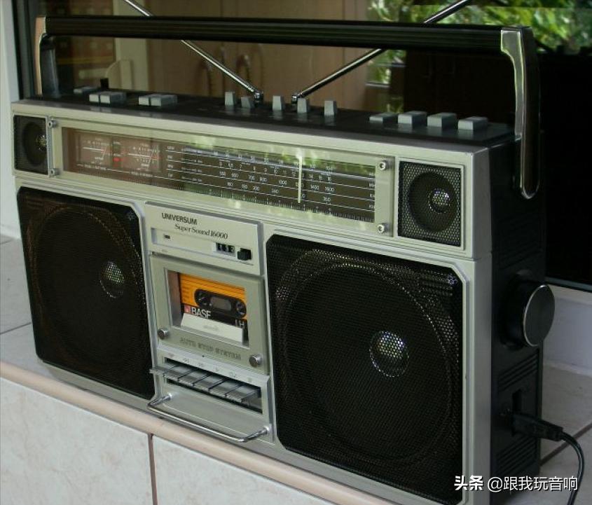 这是一款德国进口UniversumCTR2605便携式音响收音机录音机