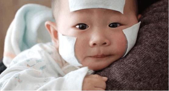 宝宝玩滑滑梯摔下来,宝宝玩滑梯倒着下来